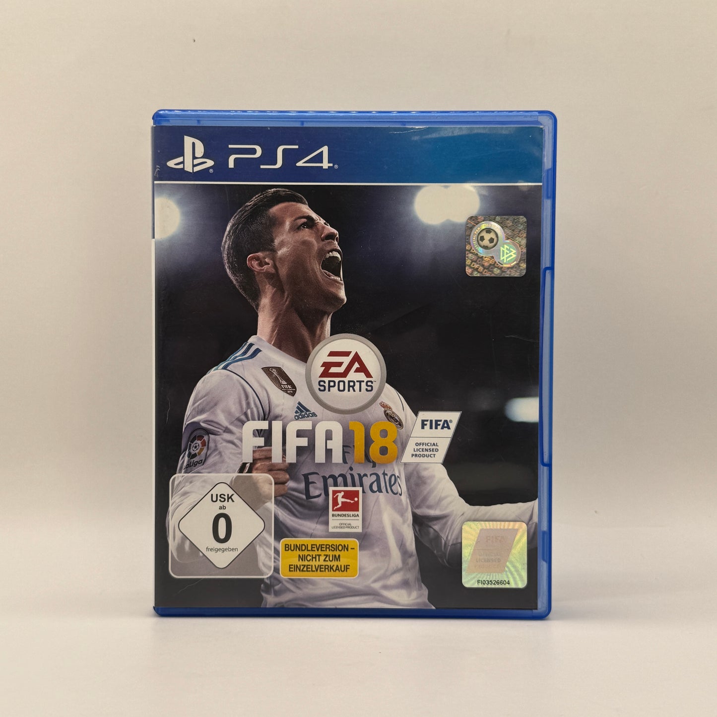 Verpackung des PS4-Spiels FIFA 18, ein Fußball-Simulationsspiel mit lizenzierten Teams, Spielern und verschiedenen Spielmodi für Einzel- und Mehrspieler.