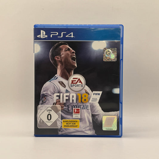 Verpackung des PS4-Spiels FIFA 18, ein Fußball-Simulationsspiel mit lizenzierten Teams, Spielern und verschiedenen Spielmodi für Einzel- und Mehrspieler.