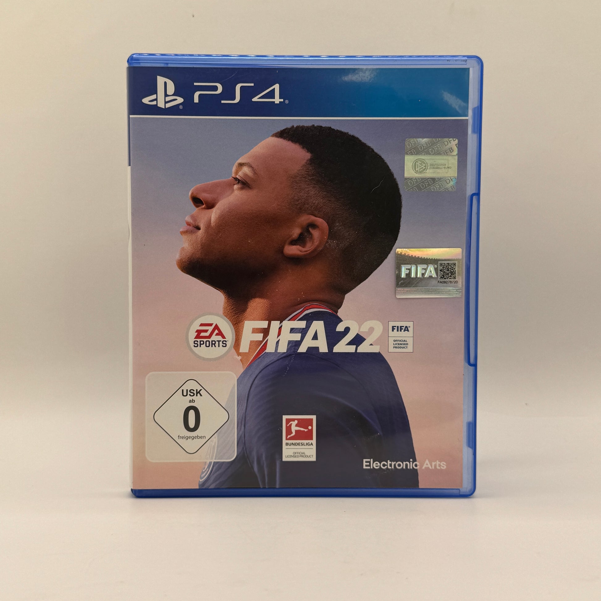 Verpackung des PS4-Spiels FIFA 22, ein Fußball-Simulationsspiel mit lizenzierten Teams, Spielern und verschiedenen Spielmodi für Einzel- und Mehrspieler.
