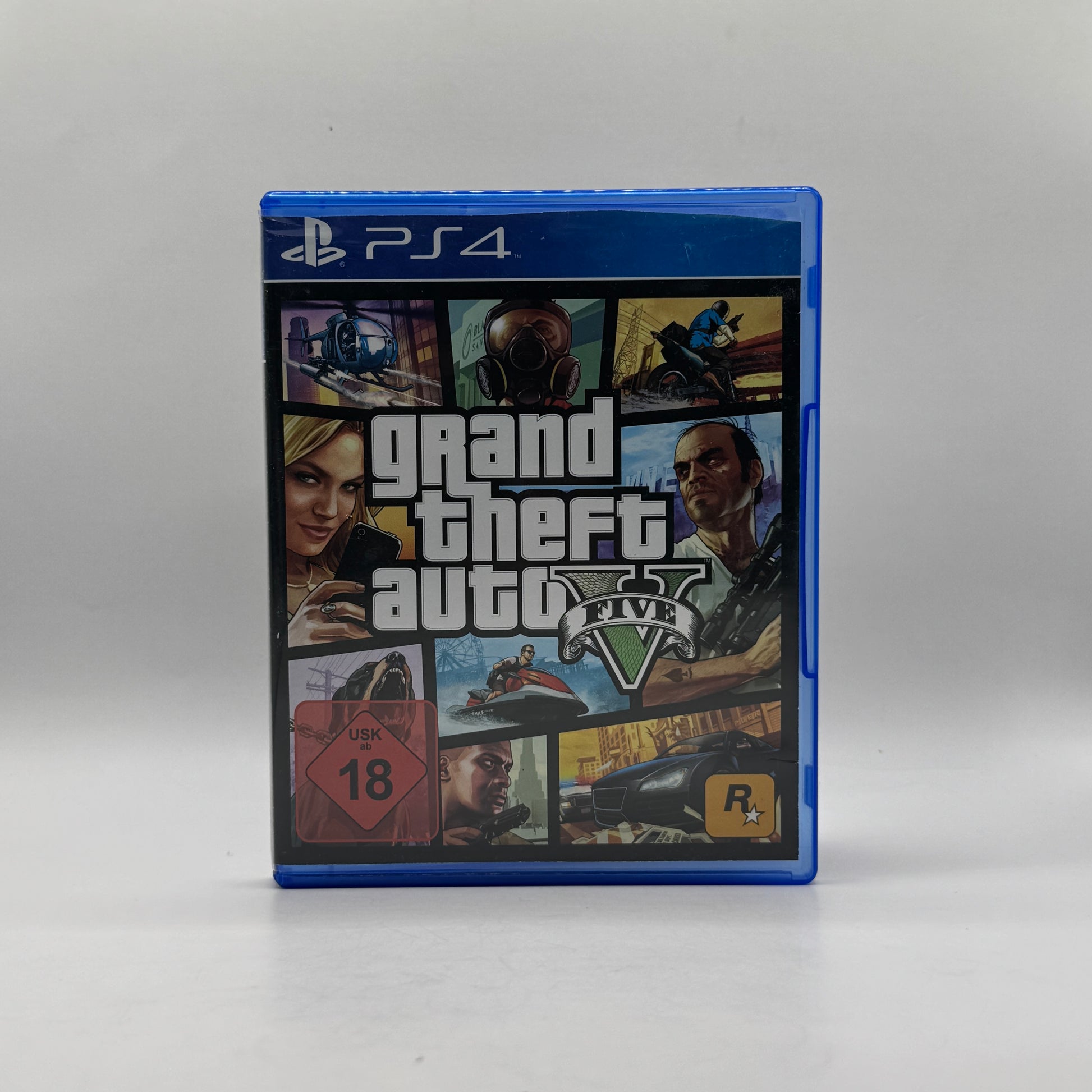 Verpackung des PS4-Spiels Grand Theft Auto V, ein Open-World-Actionspiel, in dem Spieler drei Charaktere steuern, Los Santos erkunden und Missionen absolvieren.