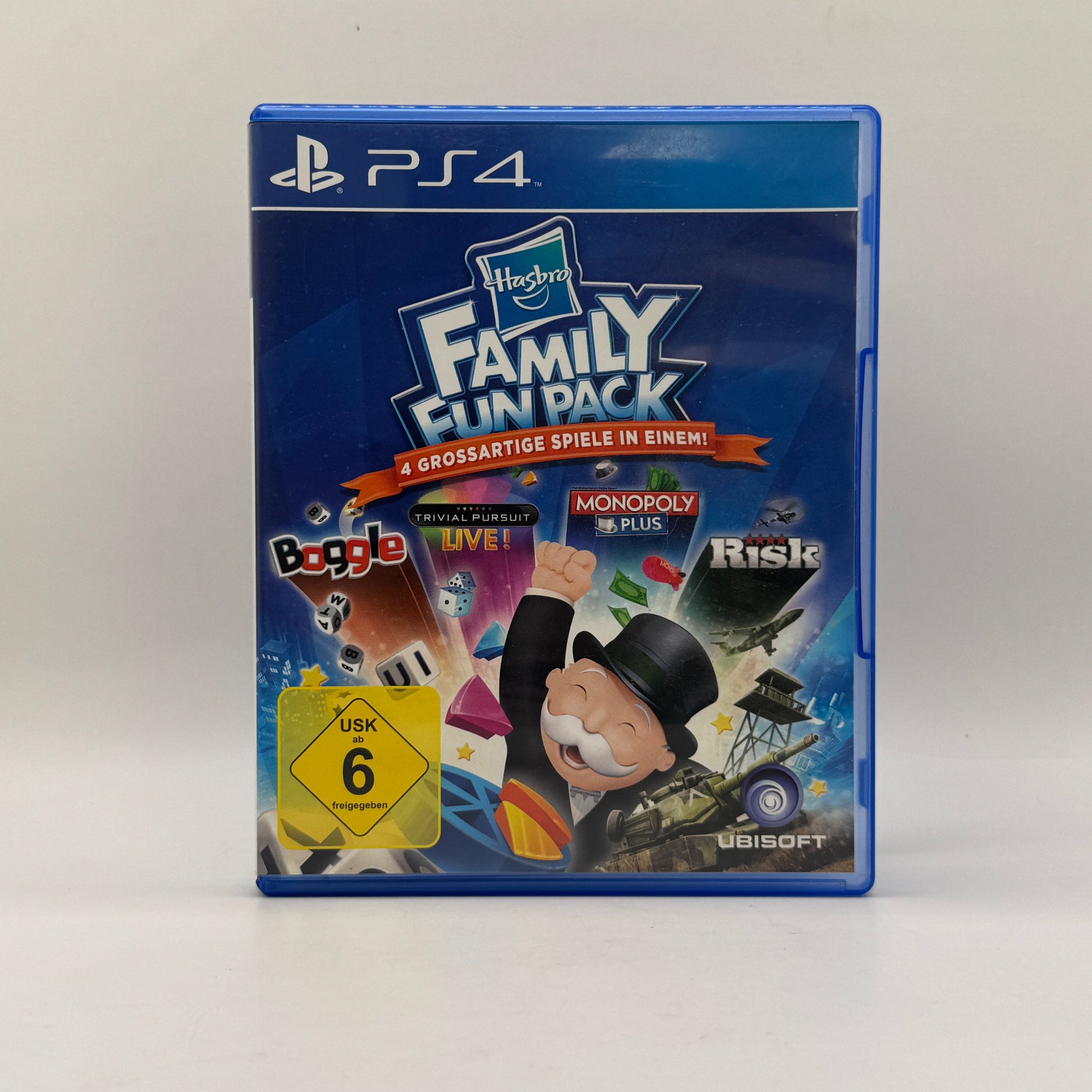 Verpackung des PS4-Spiels Hasbro Family Fun Pack, eine Sammlung von digitalen Versionen klassischer Hasbro-Spiele wie Monopoly, Trivial Pursuit und weiteren für Einzel- und Mehrspieler.