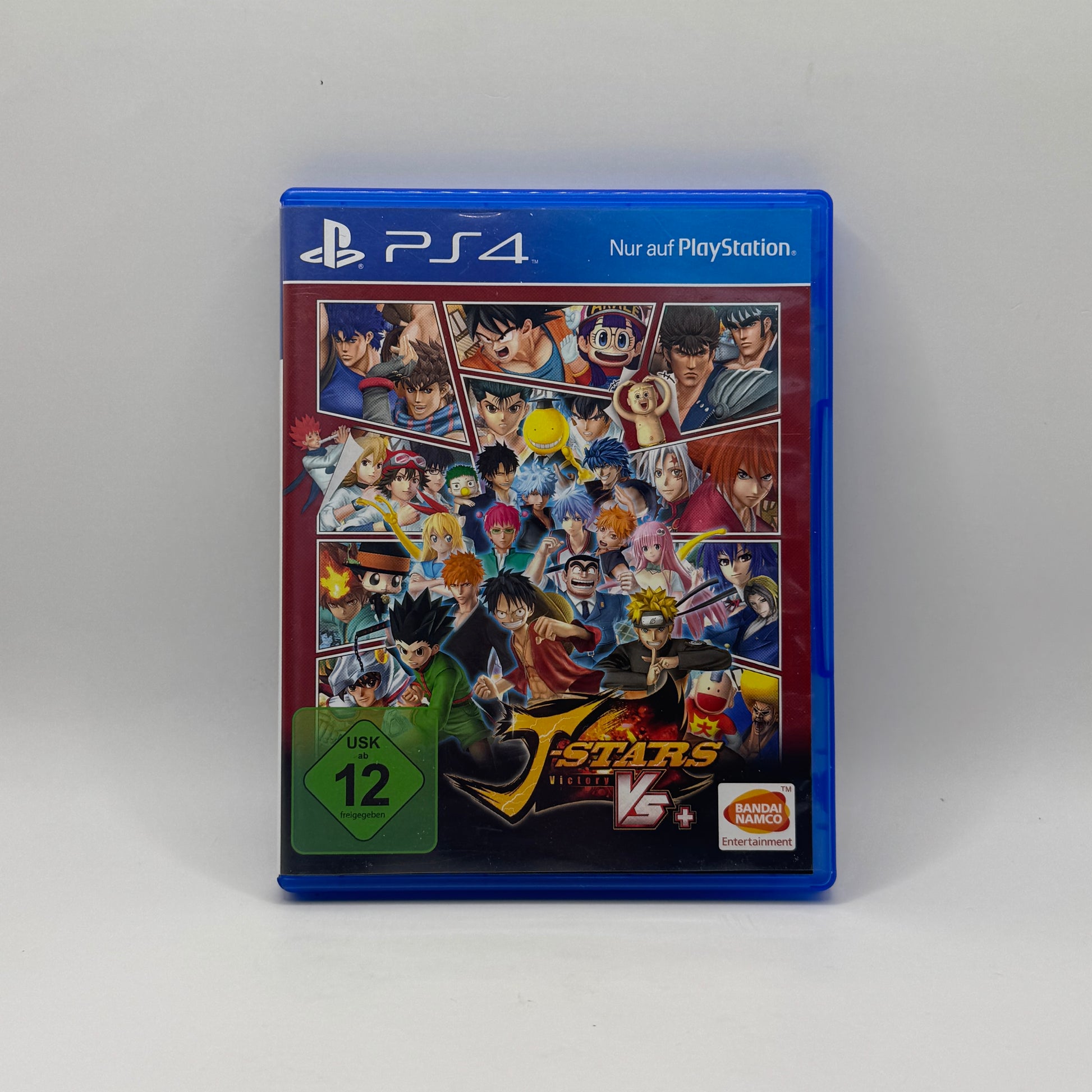 Verpackung des PS4-Spiels J-Stars Victory VS+, ein Anime-Kampfspiel, in dem Charaktere aus verschiedenen Shonen-Serien in 3D-Arenen gegeneinander antreten.