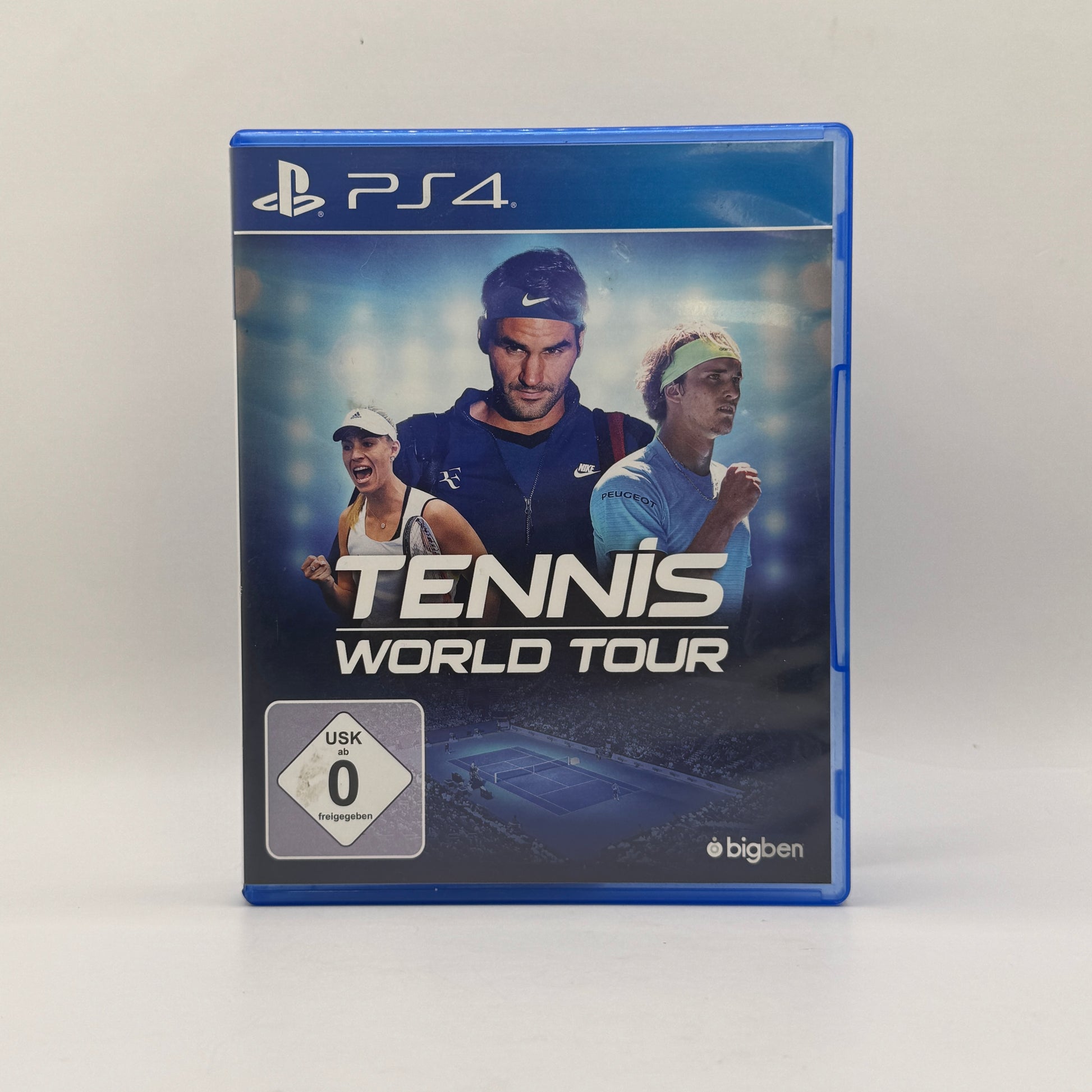 Verpackung des PS4-Spiels Tennis World Tour, ein Tennis-Simulationsspiel, in dem Spieler Turniere bestreiten, eigene Spieler erstellen und gegen KI oder im Mehrspielermodus antreten.