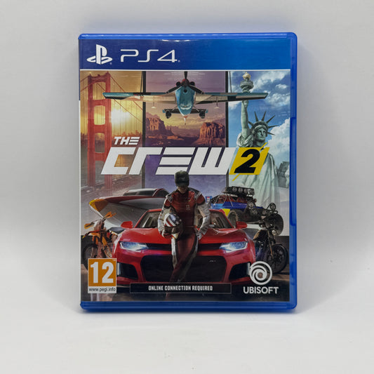 Verpackung des PS4-Spiels The Crew 2, ein Open-World-Rennspiel, in dem Spieler Autos, Motorräder, Boote und Flugzeuge steuern und an Wettbewerben in den USA teilnehmen.