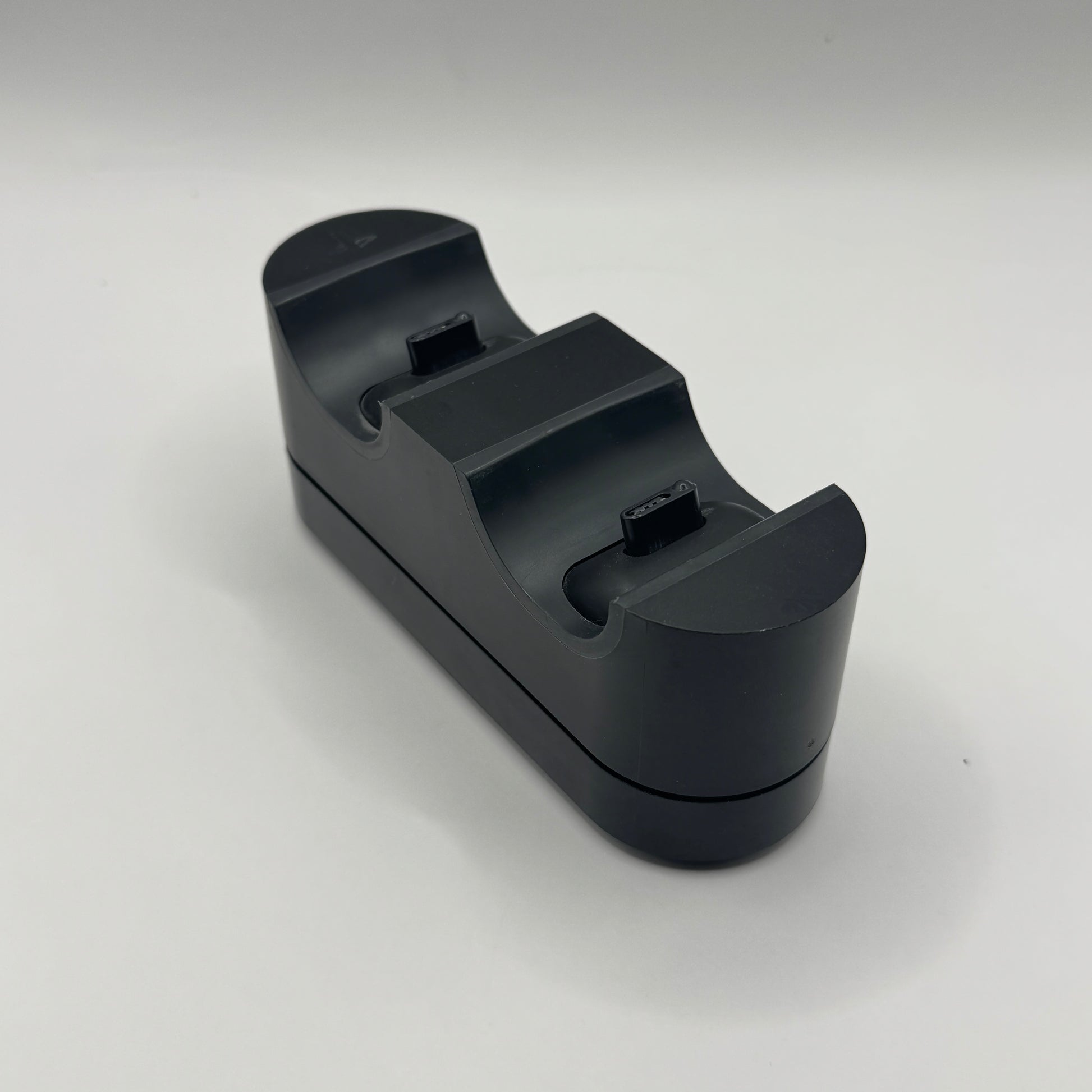 Ladestation für zwei Sony PlayStation 4 Controller, ermöglicht gleichzeitiges Aufladen von zwei DualShock-4-Controllern.