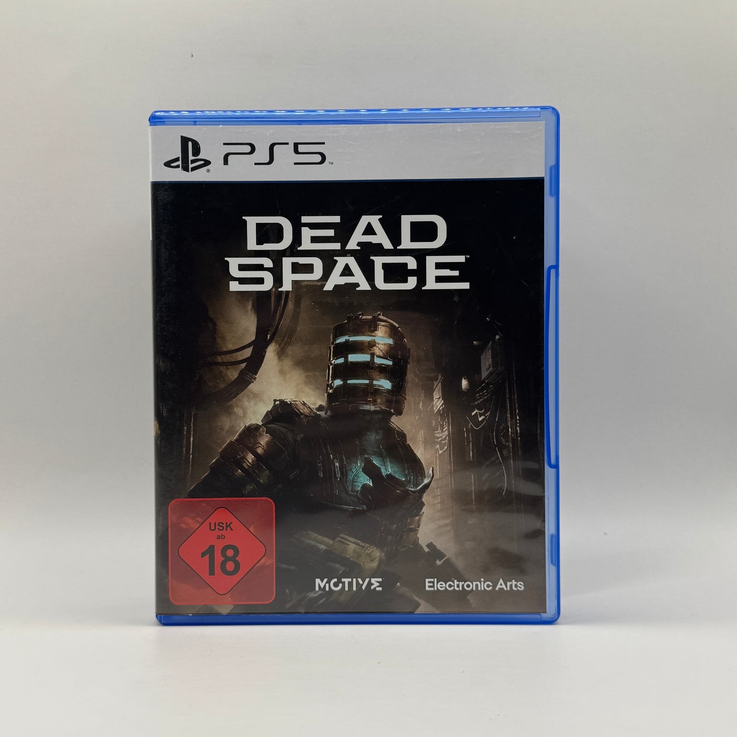 Verpackung des PS5-Spiels Dead Space, ein Survival-Horror-Spiel, in dem Spieler als Ingenieur Isaac Clarke auf einem verlassenen Raumschiff gegen tödliche außerirdische Kreaturen kämpfen und Rätsel lösen.
