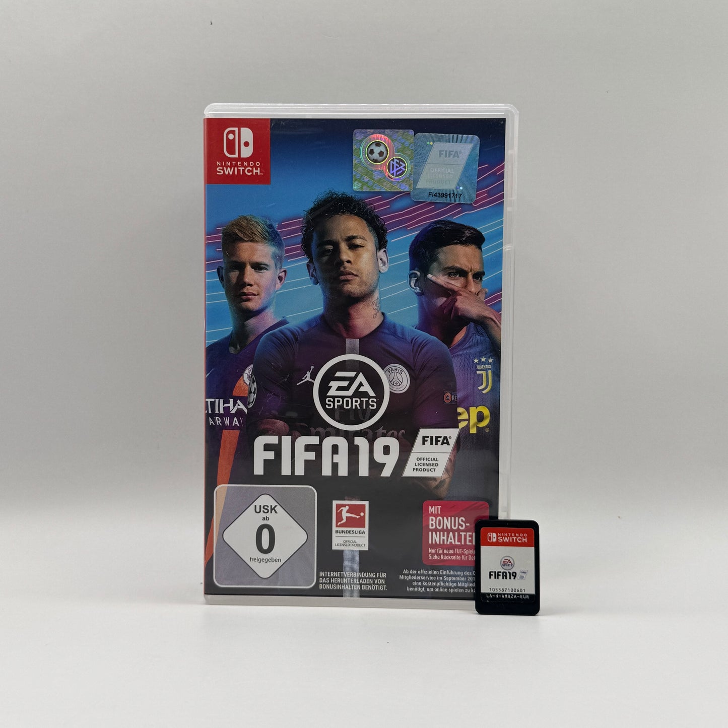 Verpackung des Nintendo Switch-Spiels FIFA 19, ein Fußball-Simulationsspiel, in dem Spieler Mannschaften steuern, Matches bestreiten und an Turnieren teilnehmen können.