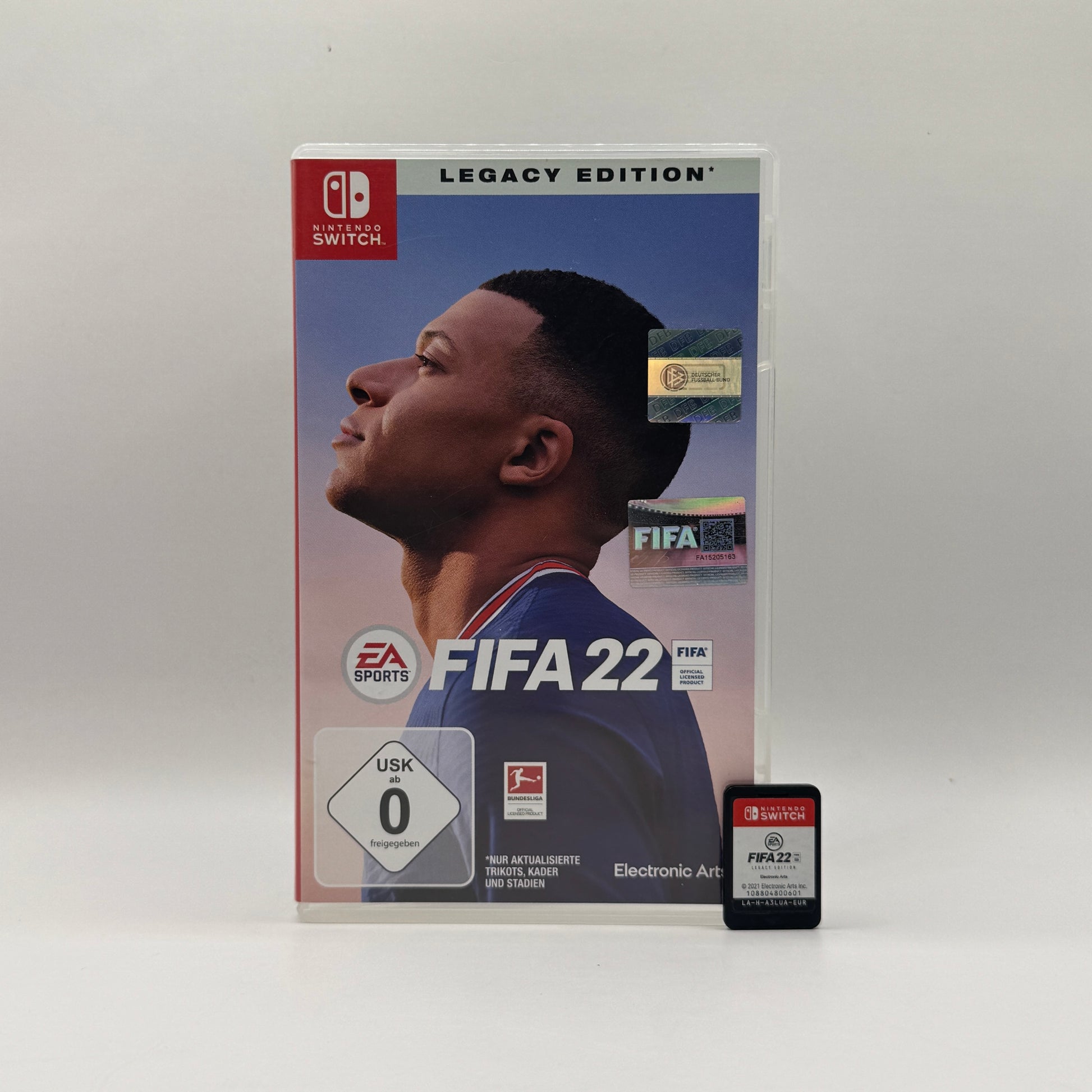 Verpackung des Nintendo Switch-Spiels FIFA 22 Legacy Edition, ein Fußball-Simulationsspiel, in dem Spieler Mannschaften steuern, Matches bestreiten und an Turnieren teilnehmen, basierend auf aktualisierten Teams und Trikots.