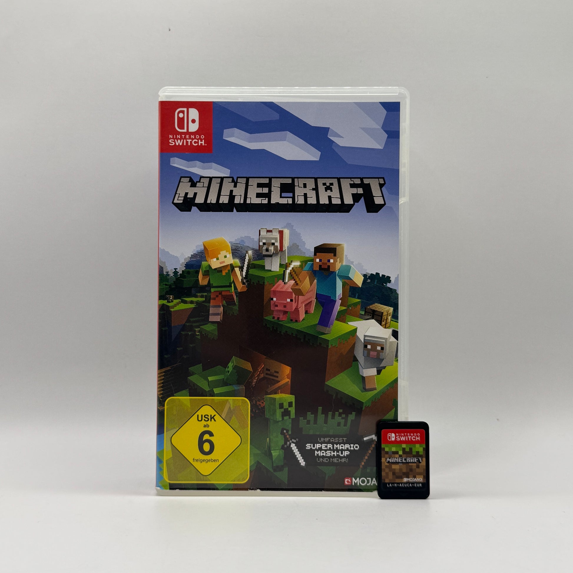 Verpackung des Nintendo Switch-Spiels Minecraft, ein Sandbox-Spiel, in dem Spieler Blöcke abbauen, bauen, Ressourcen sammeln und in verschiedenen Modi die Welt erkunden können.