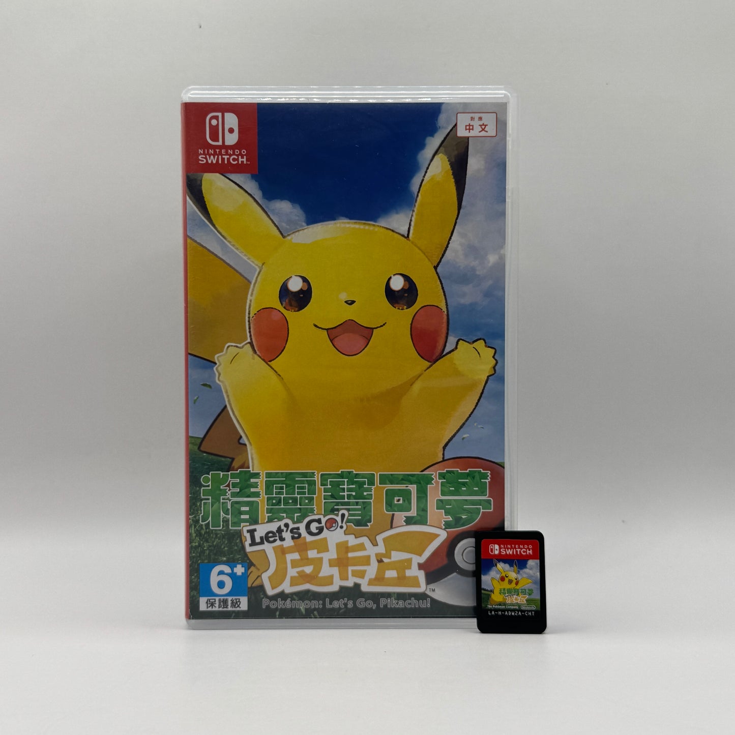 Verpackung des japanischen Nintendo Switch-Spiels Pokémon Let’s Go Pikachu!, ein Rollenspiel, in dem Spieler Pokémon fangen, trainieren und in der Kanto-Region gegen andere Trainer antreten, inspiriert von Pokémon Gelbe Edition.