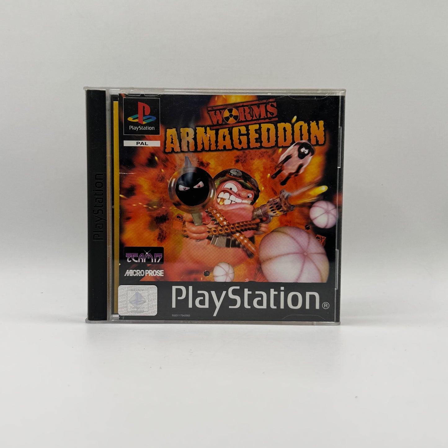 Verpackung des PS1-Spiels Worms Armageddon, ein rundenbasiertes Strategiespiel, in dem Spieler Teams aus Würmern mit humorvollen Waffen gegeneinander antreten lassen.