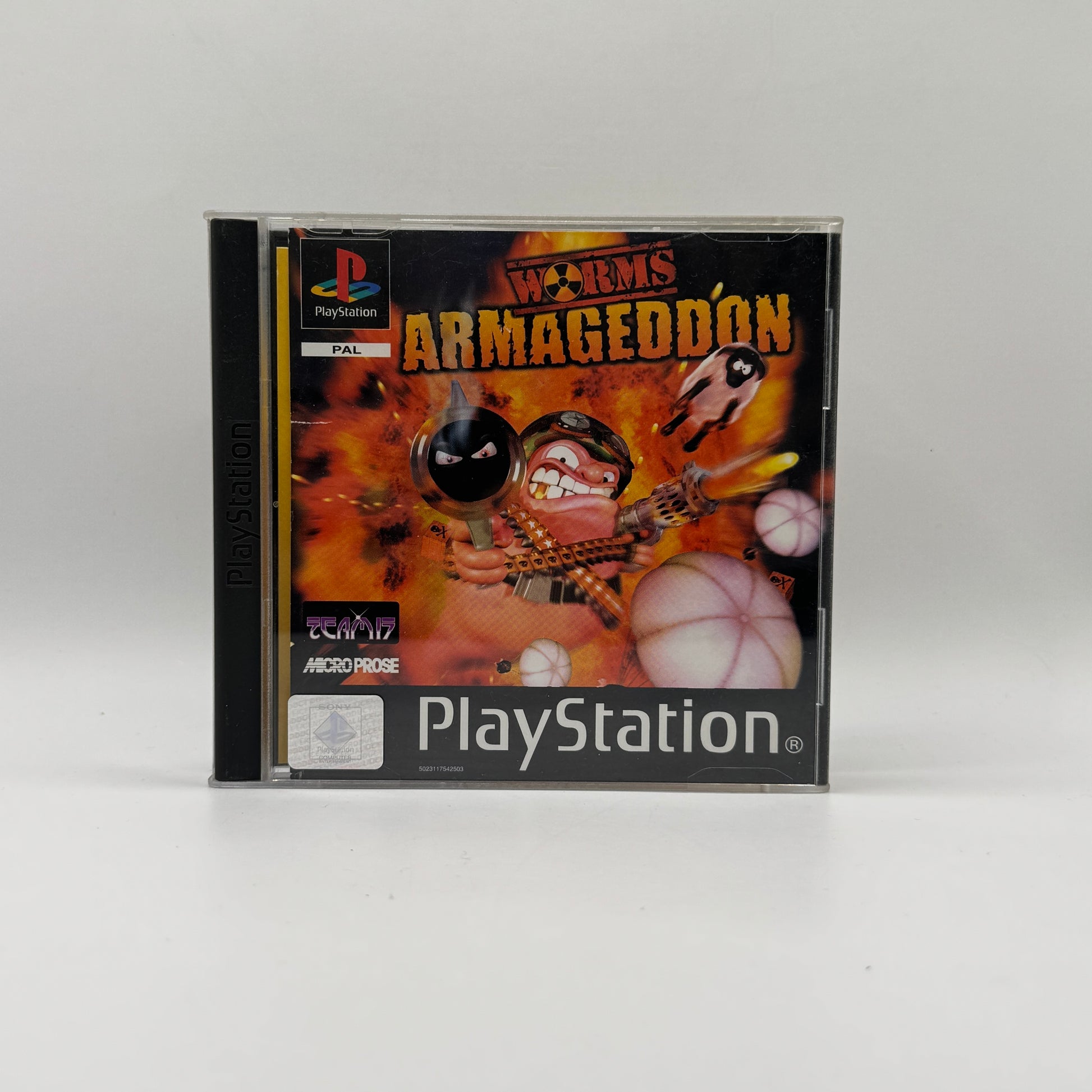 Verpackung des PS1-Spiels Worms Armageddon, ein rundenbasiertes Strategiespiel, in dem Spieler Teams aus Würmern mit humorvollen Waffen gegeneinander antreten lassen.