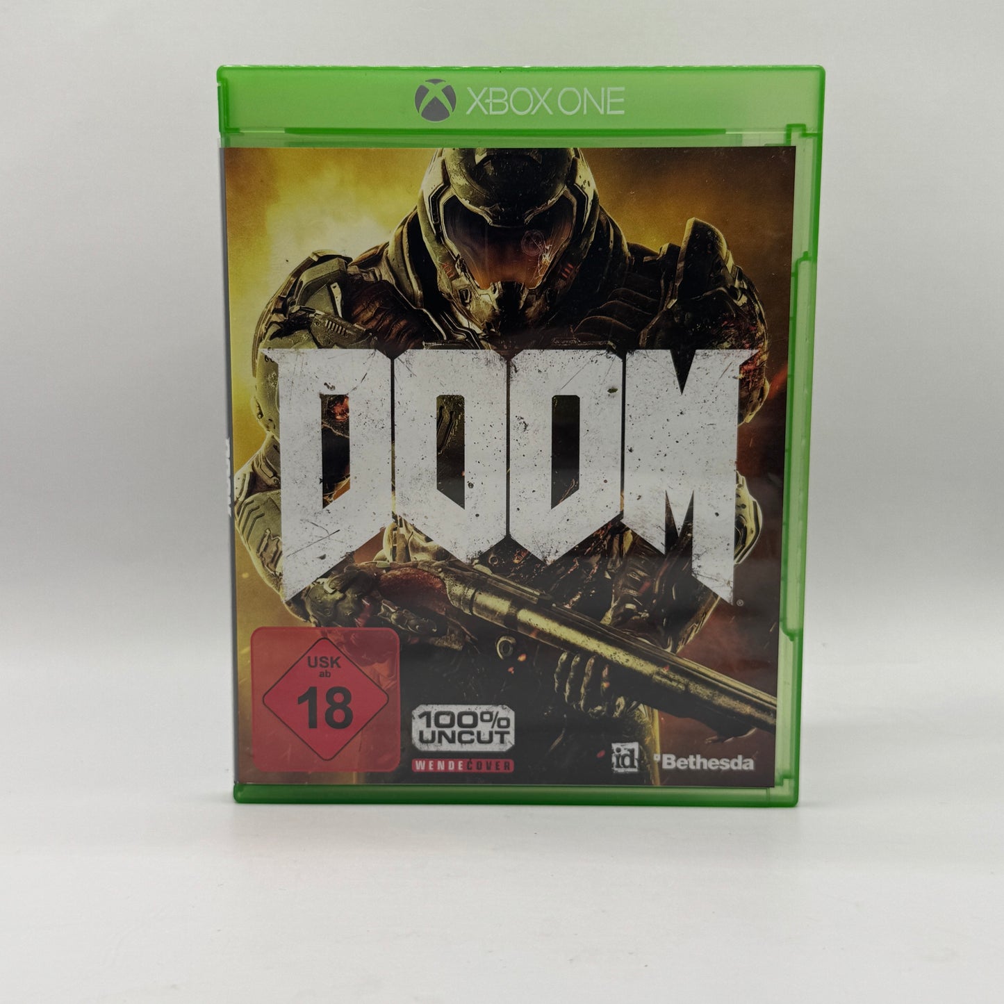Verpackung des Xbox-One-Spiels DOOM, ein schneller Ego-Shooter, in dem Spieler als DOOM Slayer gegen Dämonenhorden kämpfen und actionreiche Missionen absolvieren.