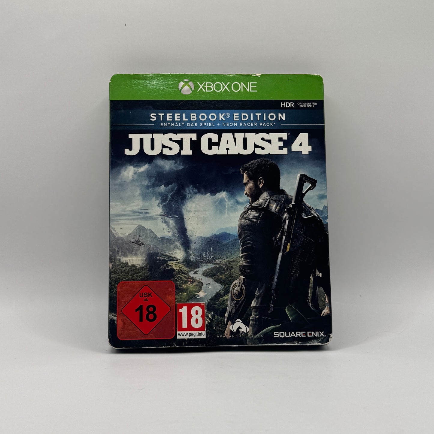 Steelbook-Verpackung des Xbox-One-Spiels Just Cause 4, ein Open-World-Actionspiel, in dem Spieler als Rico Rodriguez mit Gadgets, Fahrzeugen und spektakulären Explosionen eine riesige Spielwelt erkunden.