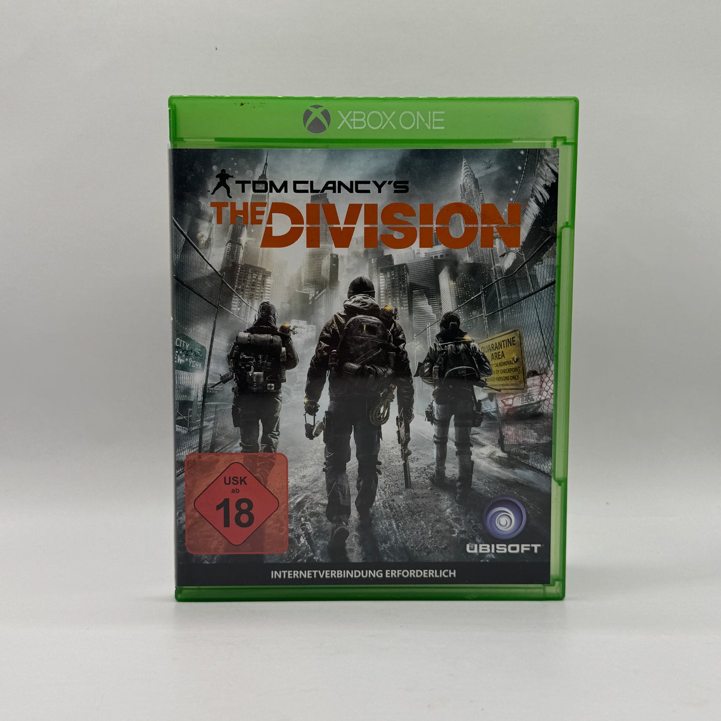 Verpackung des Xbox-One-Spiels Tom Clancy’s The Division, ein Online-Action-Rollenspiel und Taktik-Shooter, in dem Spieler als Agenten New York City nach einer Pandemie erkunden und Missionen allein oder im Koop absolvieren.